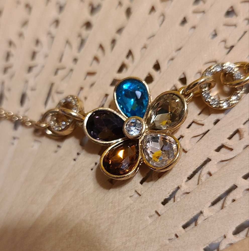 Elegant Gold and Multicolor Flower Pendant Necklace